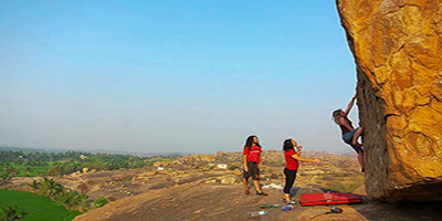 mountaineering or bouldering in Hampi